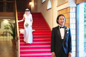 千里阪急ホテルにてファーストミートする新郎新婦