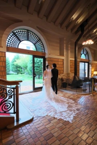 千里阪急ホテルにてガーデンを見つめる新郎新婦