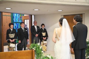 千里阪急ホテルにてファミリーミートをする新郎新婦とそのご両親