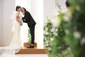 千里阪急ホテルにて誓いのキスをする新郎新婦