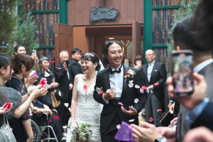 千里阪急ホテルにてフラワーシャワーの祝福を受ける新郎新婦