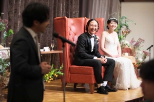 千里阪急ホテルにてゲストのスピーチに笑顔の新郎新婦