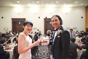 千里阪急ホテルにて乾杯をする新郎新婦