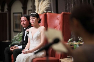 千里阪急ホテルにて友人スピーチに涙ぐむ新婦