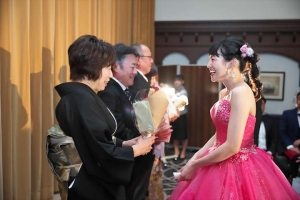 千里阪急ホテルにて両親に記念品を渡す新郎新婦