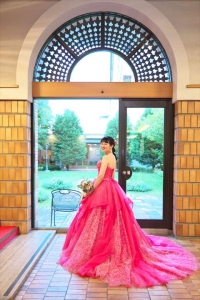 千里阪急ホテルにてガーデンを背景にブーケを持ってカラードレスの新婦
