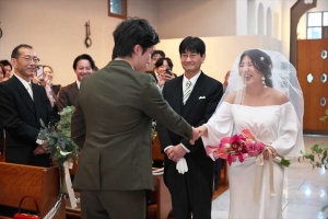 千里阪急ホテルにて新婦父から新郎に託される新婦
