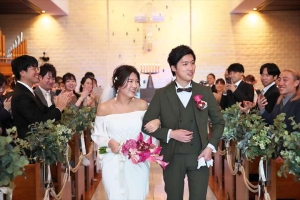 千里阪急ホテルにて退場をする新郎新婦
