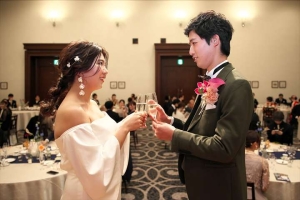 千里阪急ホテルにて乾杯をする新郎新婦