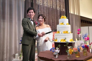 千里阪急ホテルにてケーキ入刀を行う新郎新婦