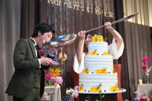千里阪急ホテルにてケーキバイトを行う新郎新婦