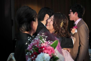 千里阪急ホテルにて父と抱き合う新婦