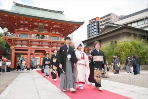 生田神社にて参進する新郎新婦とご両家
