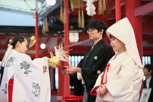生田神社にて三献の儀を行う新郎新婦
