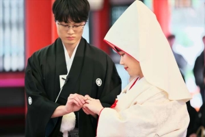 生田神社にて指輪交換を行う新郎新婦