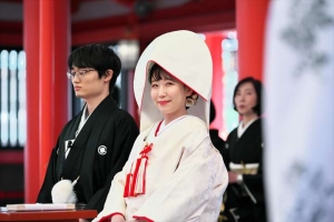 生田神社にて神楽を見て微笑む新婦
