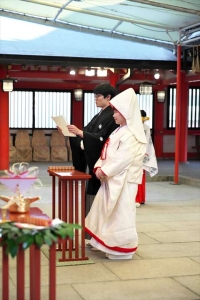 生田神社にて誓詞奉読を行う新郎新婦