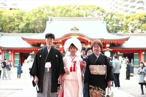 生田神社にて神前式後、参道を歩く新郎新婦