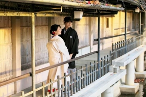 生田神社にて池を眺める新郎新婦