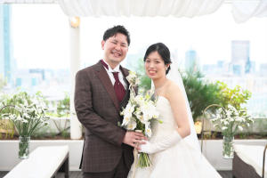 TOAST(旧北野クラブ ANNEX)にてブーケを持って微笑む新郎新婦