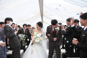 TOAST(旧北野クラブ ANNEX)にてチャペルで退場しながらフラワーシャワーの祝福を受ける新郎新婦