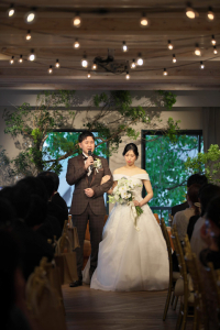 TOAST(旧北野クラブ ANNEX)にてウェルカムスピーチを行う新郎とそれに寄り添う新婦