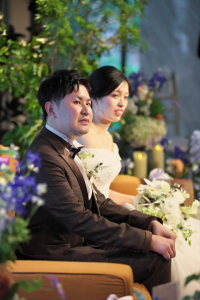 TOAST(旧北野クラブ ANNEX)にてメインソファに座って友人スピーチを聞く新郎新婦