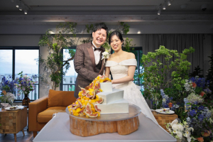 TOAST(旧北野クラブ ANNEX)にてケーキ入刀を行う新郎新婦