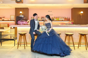 TOAST(旧北野クラブ ANNEX)にてバーカウンターに腰掛けて談笑する新郎新婦