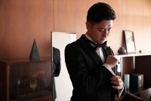 THE SORAKUENにてカフスをはめる新郎