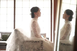 THE SORAKUENにて鏡の中の自分を見つめる新婦