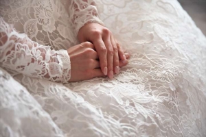THE SORAKUENにて膝の上で両手を重ねる新婦