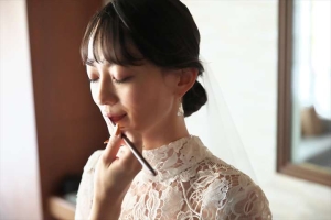 THE SORAKUENにてリップを塗ってもらう新婦