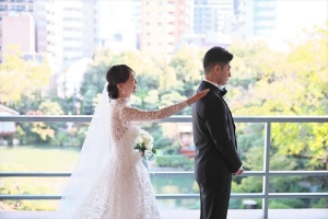 THE SORAKUENにてファーストミートする新郎新婦