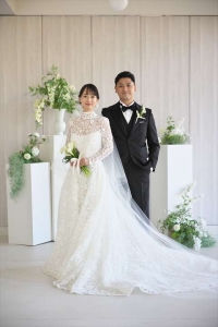 THE SORAKUENにて寄り添ってポーズを取る新郎新婦
