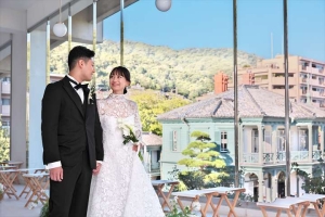 THE SORAKUENにて洋館を背景に見つめあう新郎新婦