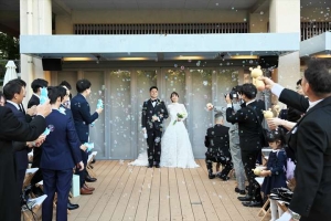 THE SORAKUENにてバブルシャワーの祝福を受ける新郎新婦