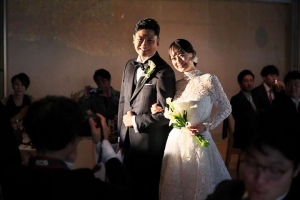THE SORAKUENにて披露宴会場に入場中の新郎新婦