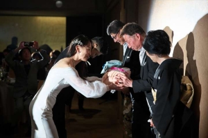 THE SORAKUENにて父親に記念品を渡す新婦