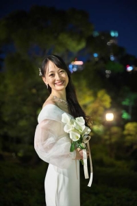 THE SORAKUENにて夜景の庭園をバックに微笑む新婦