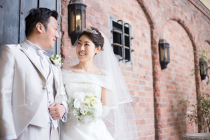 結婚式持ち込みカメラマンが撮影：チャペル前で見つめあう新郎新婦