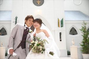 結婚式持ち込みカメラマンが撮影：チャペル前で顔を寄せ合う新郎新婦