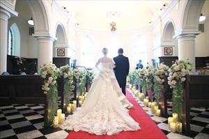 結婚式持ち込みカメラマンが撮影：バージンロードを歩く新婦と父