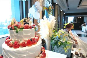 結婚式持ち込みカメラマンが撮影：イチゴがたくさん盛られた豪華なウェディングケーキ
