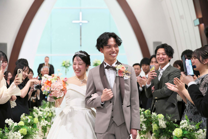 神戸メリケンパークオリエンタルホテルの結婚式でゲストに祝福されながら退場する新郎新婦