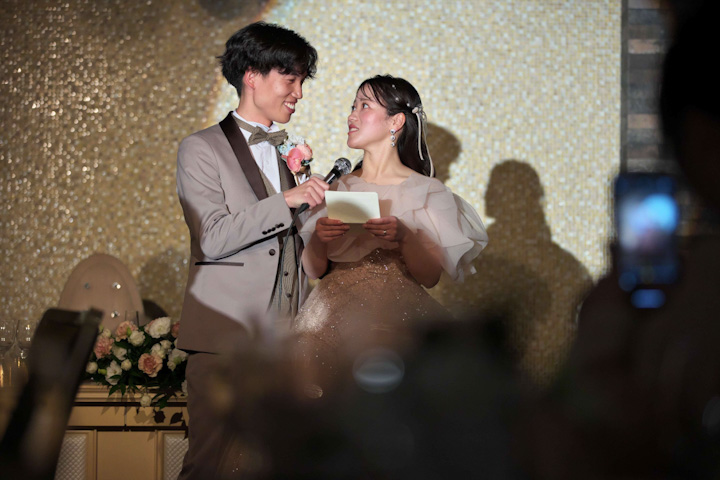 神戸メリケンパークオリエンタルホテルの披露宴で両親への手紙を読む新婦とそれを見守る新郎