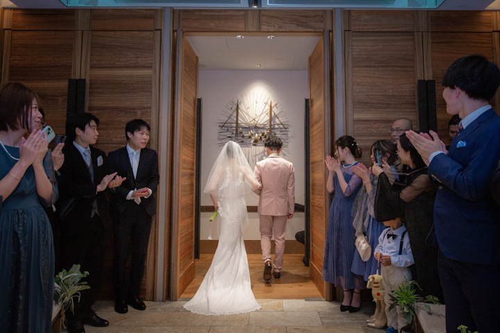 ロサンジェルスバルコニーの結婚式でゲストに祝福されながら退場する新郎新婦