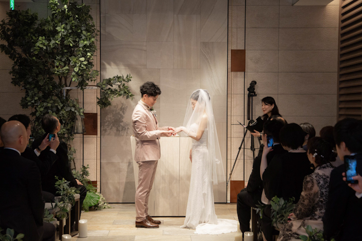 ロサンジェルスバルコニーの結婚式で指輪交換をする新郎新婦