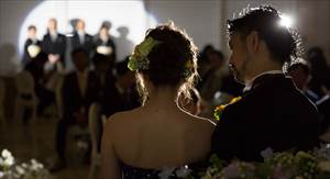 エンドロール：両親への手紙を読む新婦とそれを見守る新郎