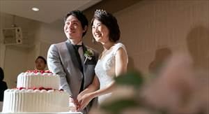 記録ビデオ撮影：ケーキカットをする笑顔の新郎新婦